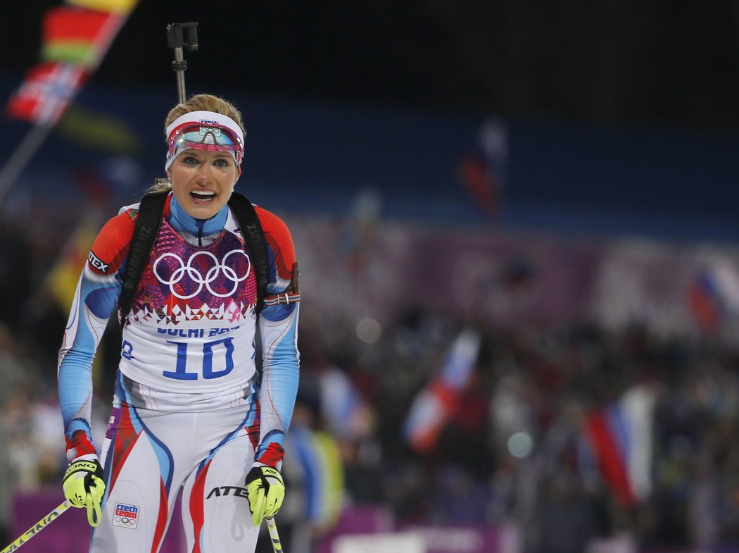 Stříbro je doma! Gabriela Soukalová v cíli biatlonového závodu na 12,5 kilometru s hromadným startem