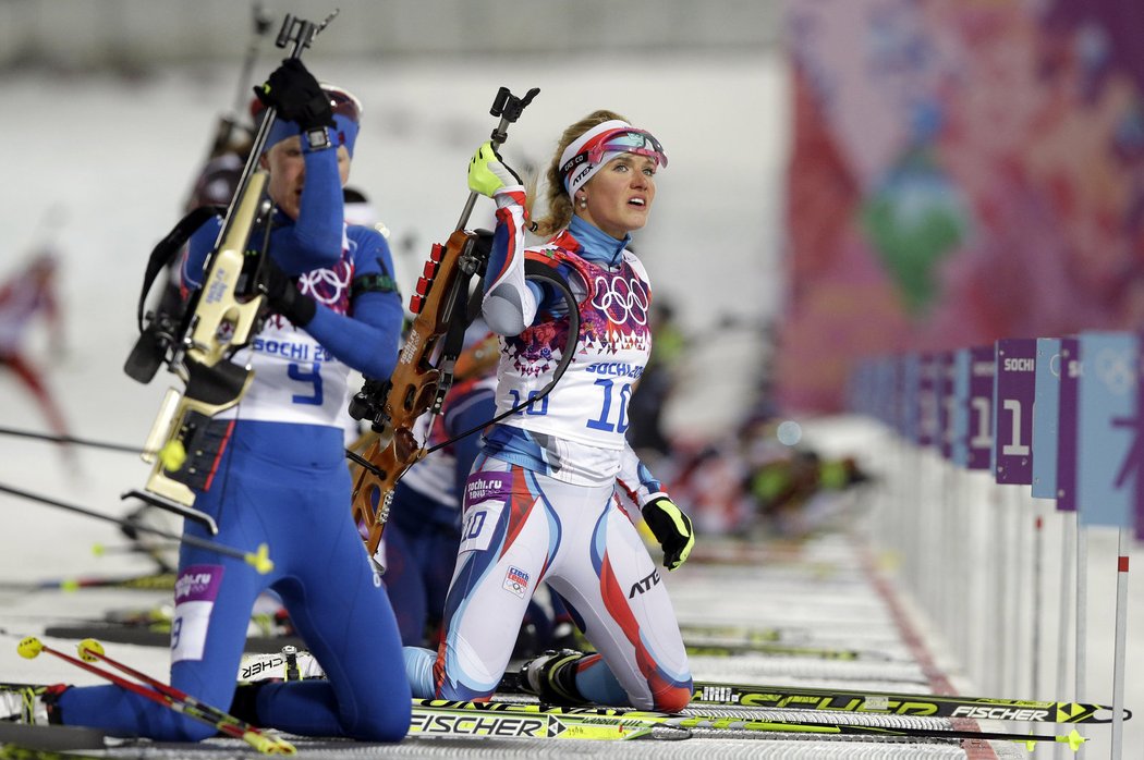Gabriela Soukalová během střelby v biatlonovém závodě s hromadným startem