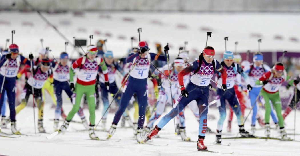 Biatlonistky na startu hromadného závodu žen na olympiádě v Soči
