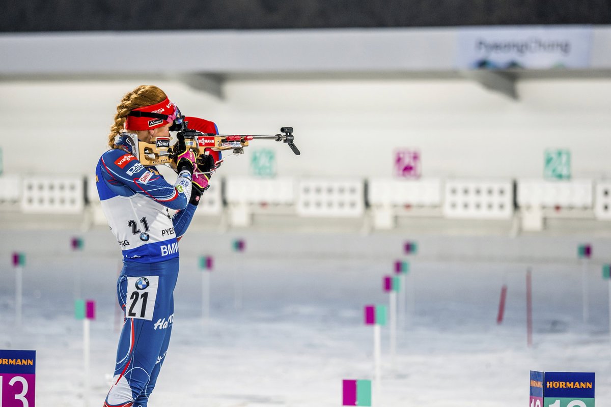 Gabriela Koukalová na střelnici během stíhačky