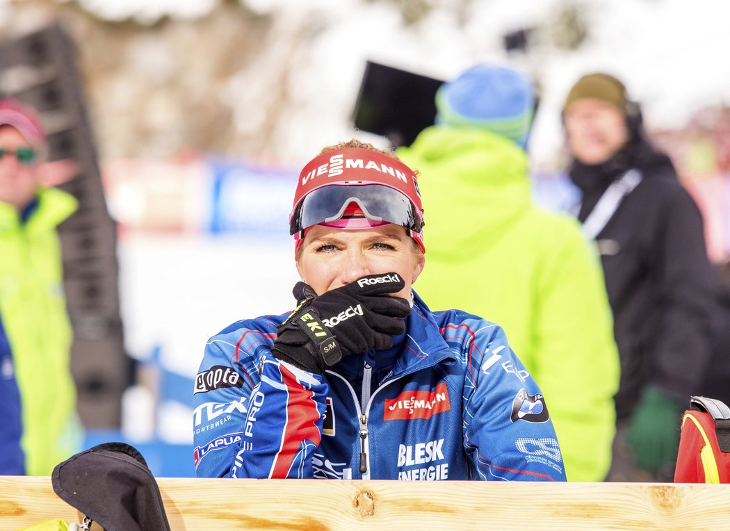 Gabriela Soukalová sleduje dění při štafetě v Anterselvě