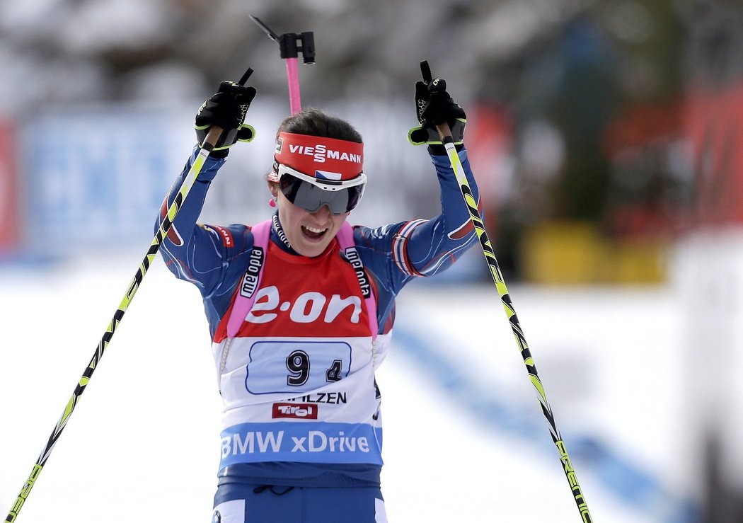 Veronika Vítková se raduje poté, co dovezla českou štafetu v Hochfilzenu do cíle na třetím místě