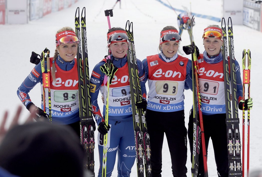 České biatlonistky (zleva) Gabriela Soukalová, Veronika Vítkova, Jitka Landová a Eva Puskarčíková dojely v Hochfilzenu třetí