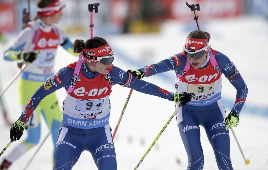 Jitka Landová předává v Hochfilzenu české finišmance Veronice Vítkové (vlevo)