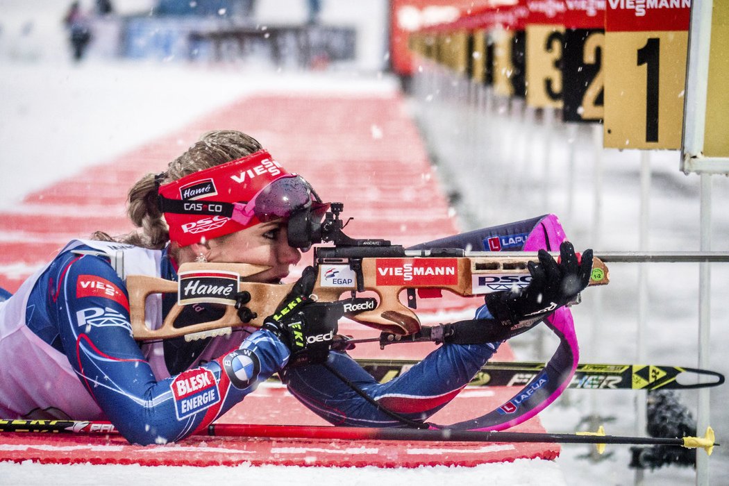 Gabriela Soukalová na střelnici při zlatém závodě štafet v Ruhpoldingu