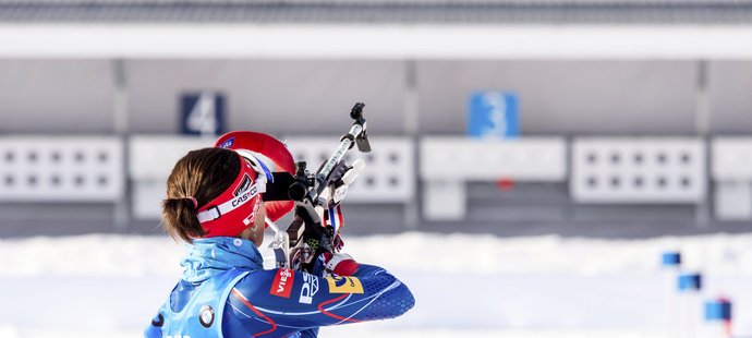 Česká biatlonistka Veronika Vítková během střely ve štafetovém závodě žen na MS v Oslu