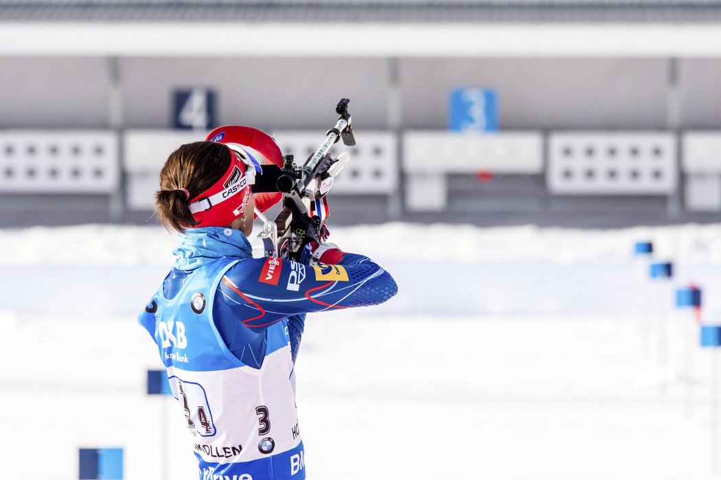 Česká biatlonistka Veronika Vítková během střely ve štafetovém závodě žen na MS v Oslu