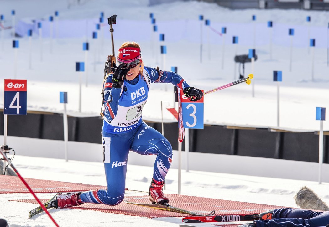 Gabriela Soukalová zahajuje střelbu během štafety žen na biatlonovém MS