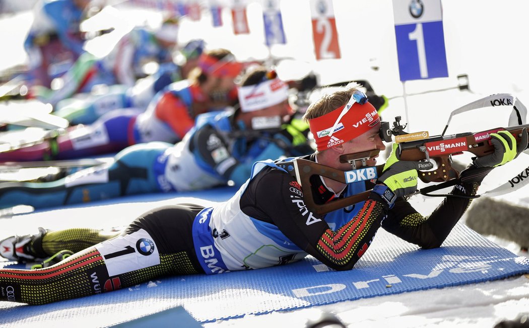 Střelecká položka vleže dala řadě biatlonistů zabrat