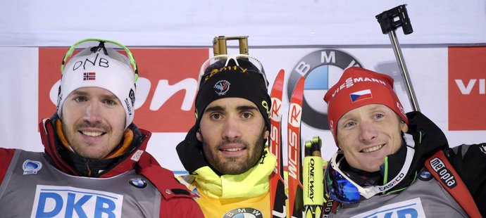 Zleva Hegle Svendsen, Martin Fourcade a Ondřej Moravec.