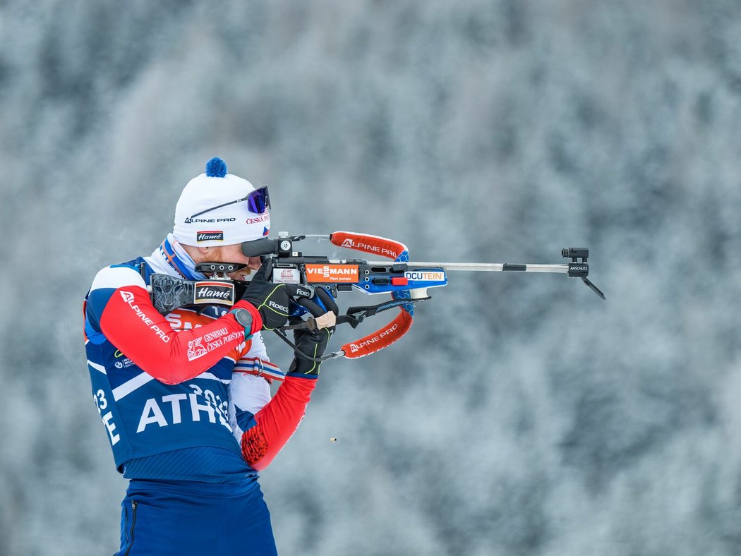 Český biatlonista Vítězslav Hornig na střelnici během tréninku