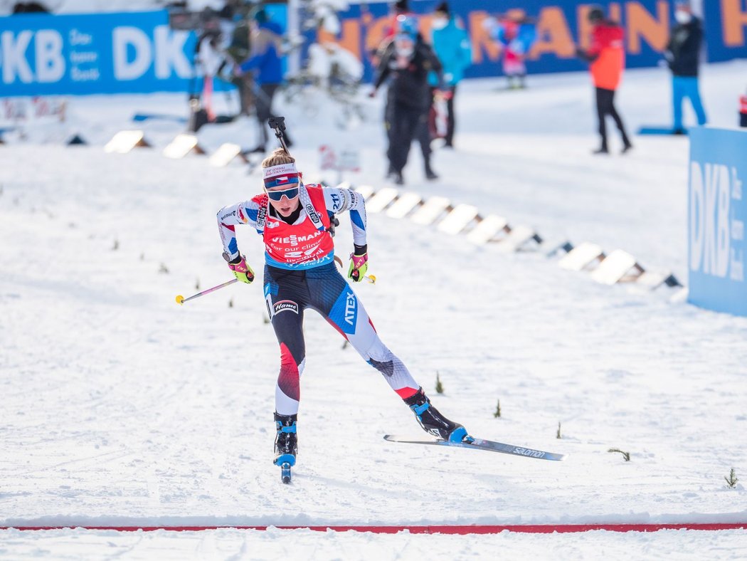 Finiš Markéty Davidové ve stíhacím závodě v Hochfilzenu