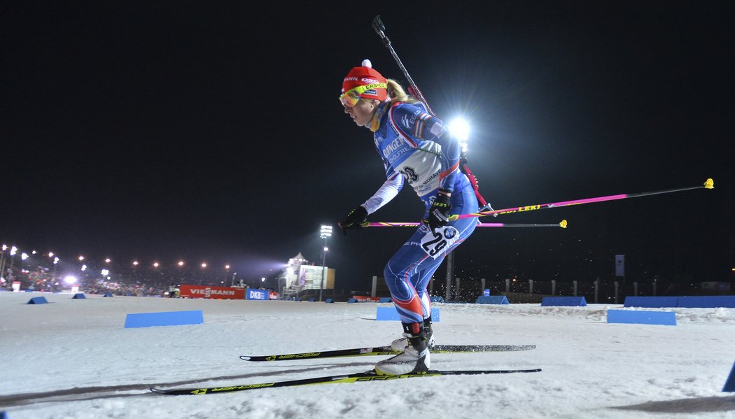 Eva Puskarčíková projíždí stadionem při sprintu SP v Novém Městě na Moravě