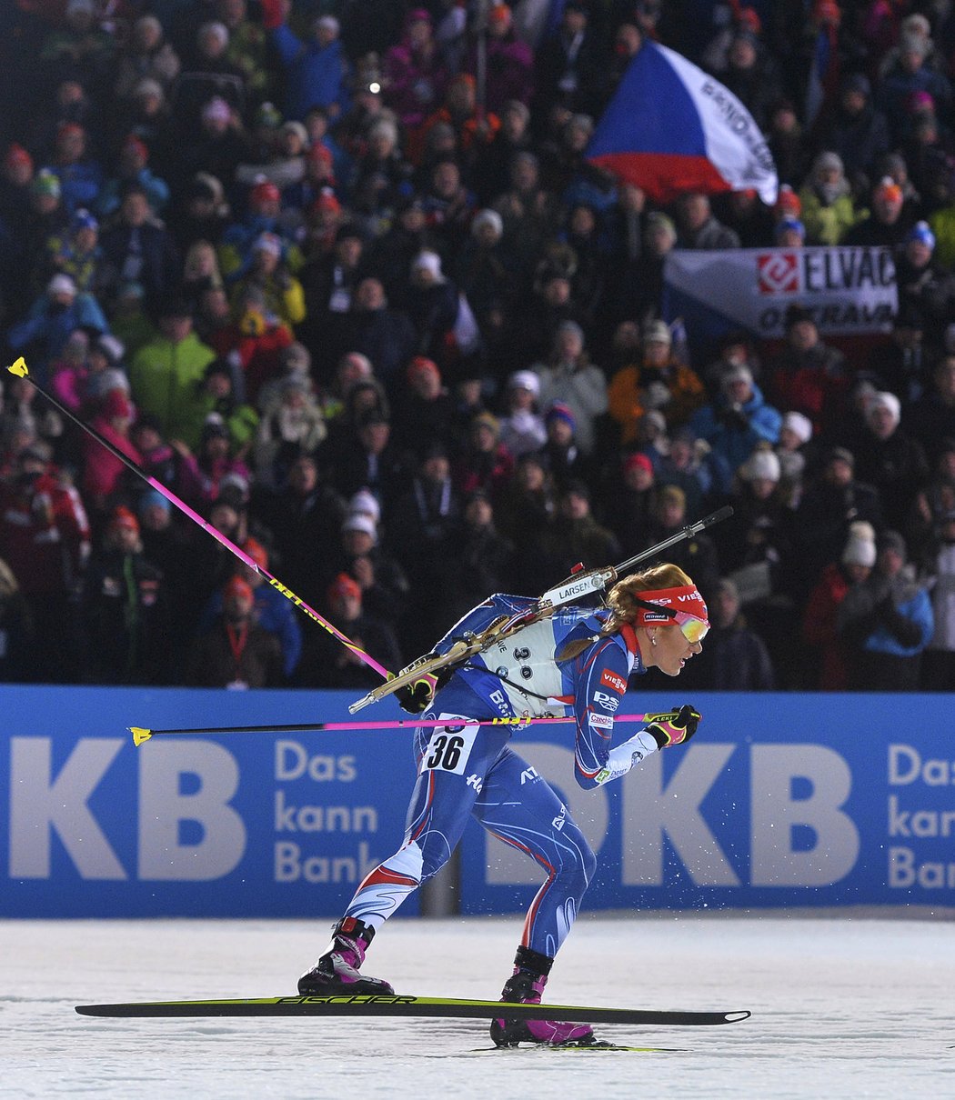 Gabriela Koukalová projíždí před nacpanými tribunami při sprintu SP v Novém Městě na Moravě