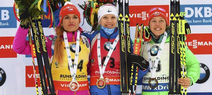 Tři první ženy sprintu SP v Ruhpoldingu: (zleva) Gabriela Koukalová, vítězná Kaisa Mäkkäräinenová a třetí Laura Dahlmeierová