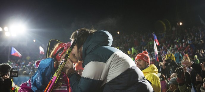 Třináctá Gabriela Koukalová po domácím sprintu SP v Novém Městě dostala pusu od manžela Petra