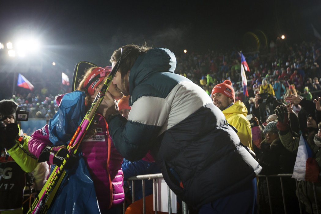 Třináctá Gabriela Koukalová po domácím sprintu SP v Novém Městě dostala pusu od manžela Petra