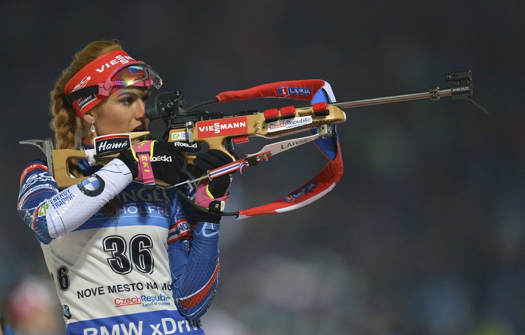 Gabriela Koukalová při druhé střelbě, která v úvodním sprintu SP v Novém Městě rozhodla o propadu do druhé desítky