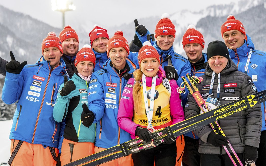 Stříbrná Gabriela Koukalová a český tým po jejím úspěchu ve sprintu SP v Ruhpoldingu