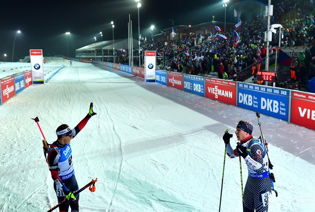 Jakub Štvrtecký mává fanouškům poté, co sprint SP v Novém Městě dokončil na 48. příčce