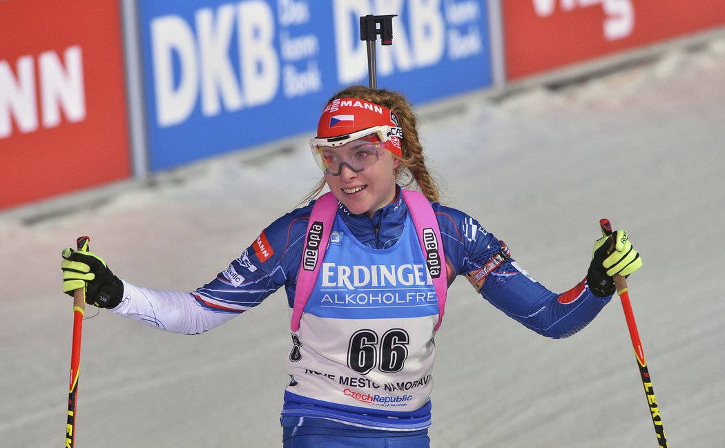Juniorka Markéta Davidová v cíli svého prvního závodu Světového poháru. V Novém Městě na Moravě jí těsně utekl postup do stíhačky.