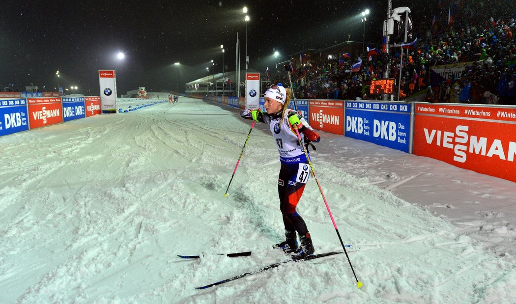 Markéta Davidová v cíli sprintu SP v Novém Městě, který se jí vůbec nepovedl...