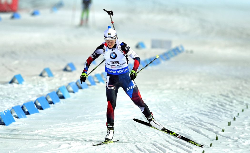 Veronika Vítková dojíždí do cíle sprintu SP v Novém Městě