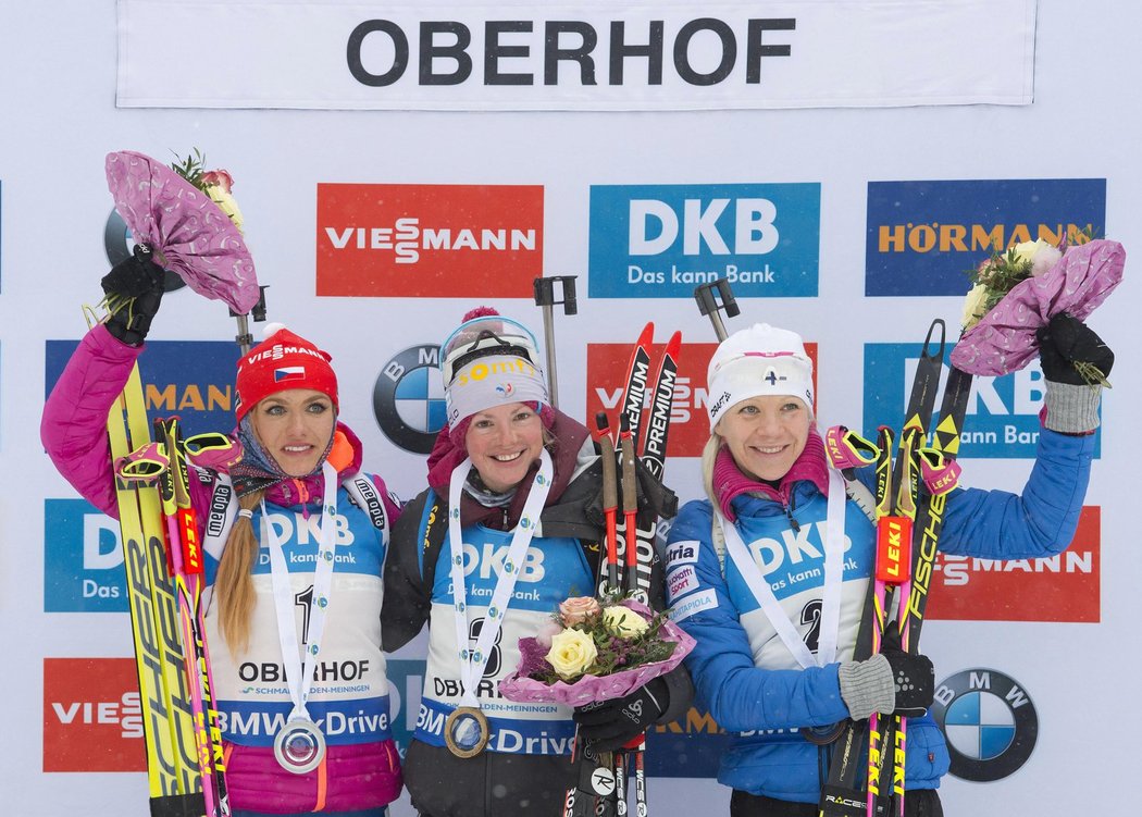 Nejrychlejší biatlonistky stíhačky Světového poháru v Oberhofu. Gabriela Koukalová skončila druhá (vlevo).