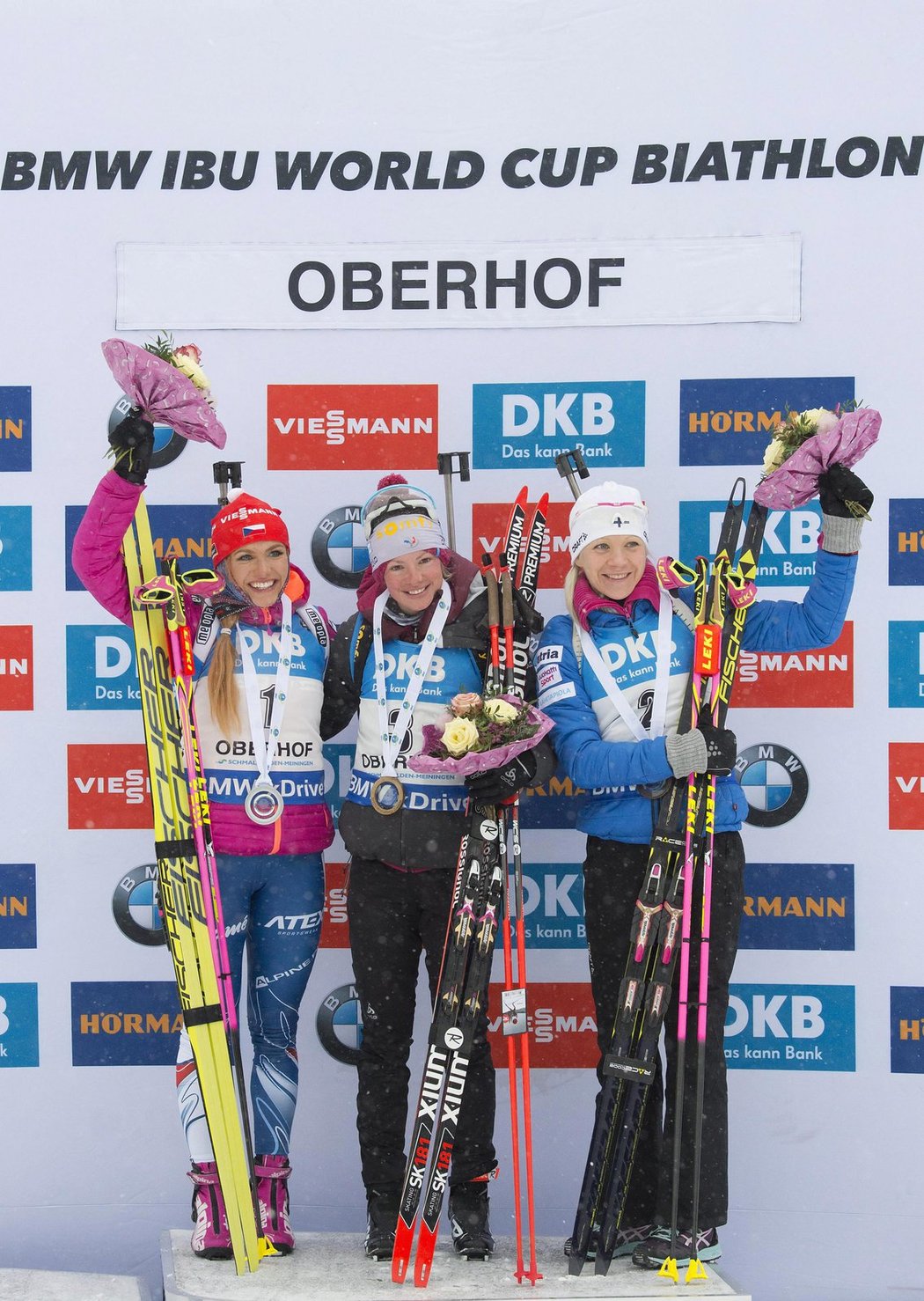 Nejrychlejší biatlonistky stíhačky Světového poháru v Oberhofu. Gabriela Koukalová skončila druhá (vlevo).