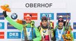 Trio nejlepších ze sobotní stíhačky Světového poháru biatlonustů. Vítězný Martin Fourcade z Francie (uprostřed), druhý Arnd Peiffer z Německa (vlevo) a třetí Dominik Windisch z Itálie.