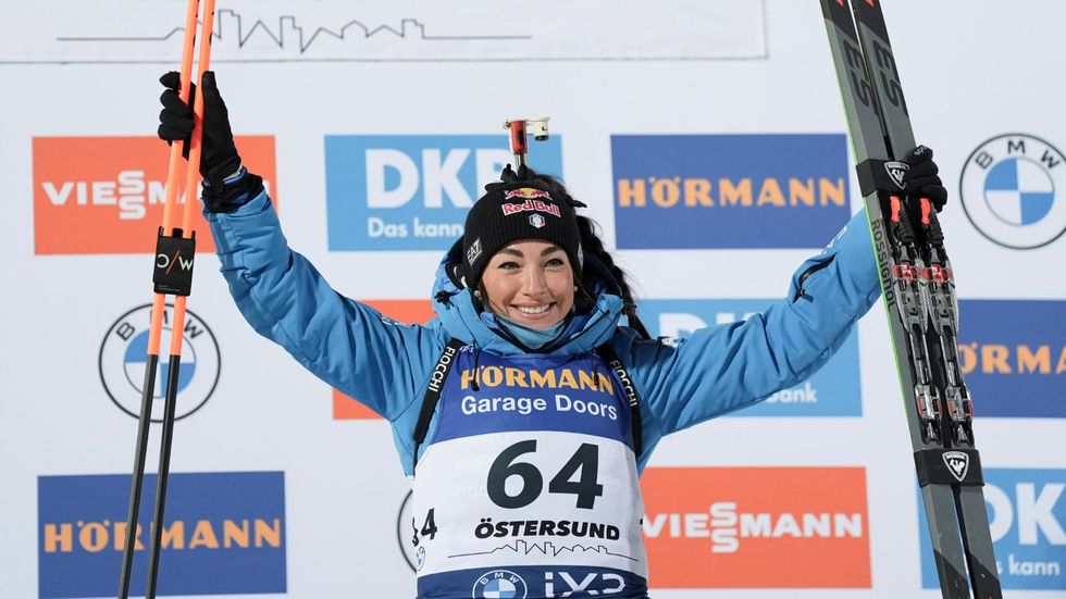 Italská biatlonistka Dorothea Wiererová oslavuje triumf v závodu Světového poháru v Östersundu