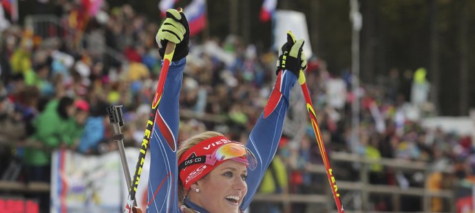 Biatlonistka Gabriela Soukalová slaví. Díky přesné mušce a rychlému běhu vyhrála sprint na 7,5 kilometru ve slovinské Pokljuce.