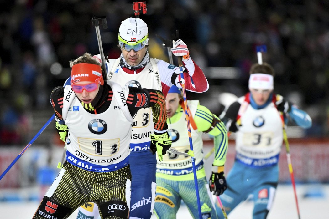 Ole Einar Bjørndalen pronásleduje Benedikta Dolla při úvodní smíšené štafetě Světového poháru.