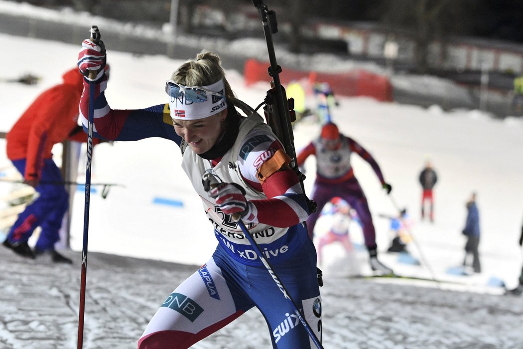 Norka Marte Olsbuová při závodu Světového poháru biatlonistů v Östersundu.