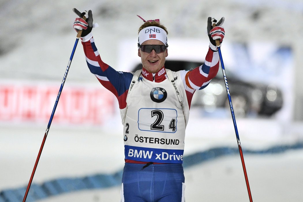 Johannes Thingnes Bø v cílové rovince slaví výhru Norska v úvodní smíšené štafetě Světového poháru biatlonistů