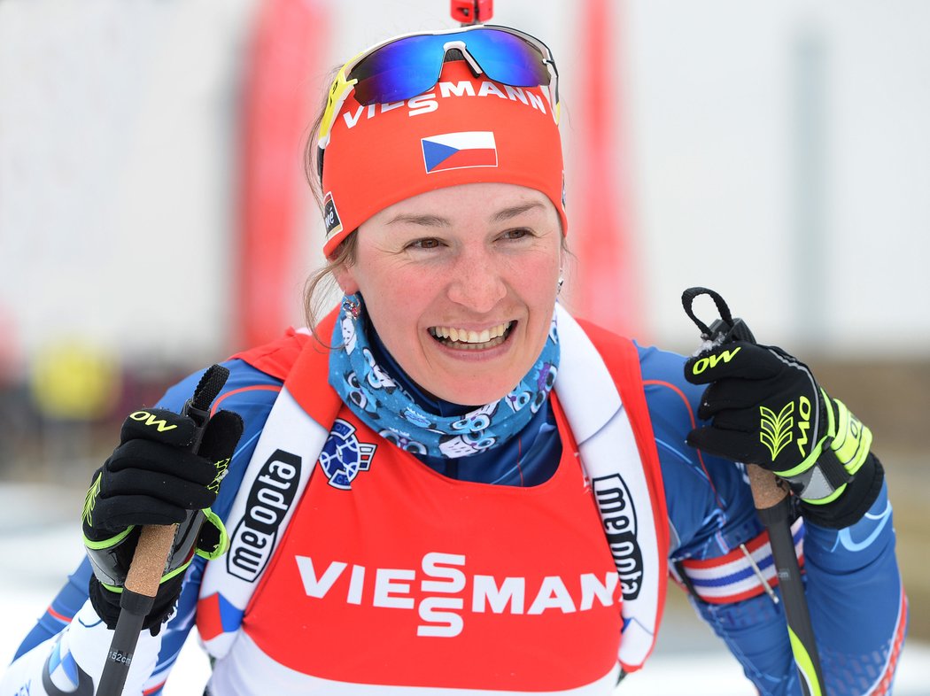 Šťastná Veronika Vítková po povedeném závodě ve Světovém poháru. Další už nepřidá