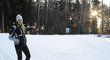 Biatlonistka Veronika Zvařičová ukazuje na osudné místo v zatáčce, kde ji srazil řidič octavie