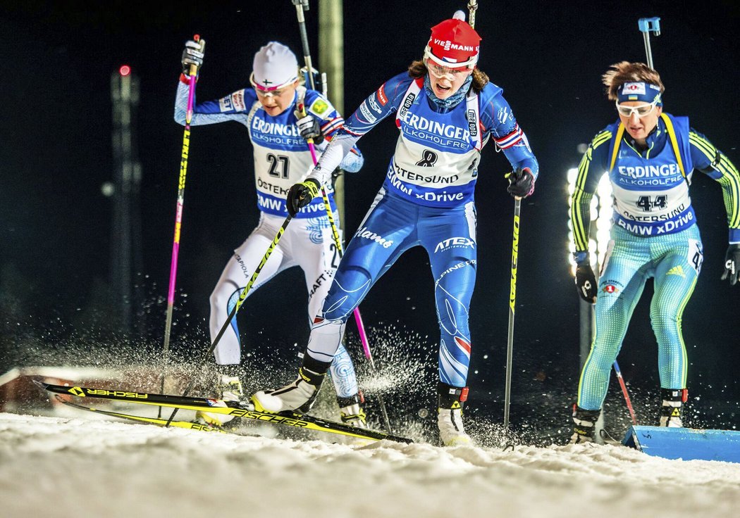 Veronika Vítková bojuje v závodě v Östersundu