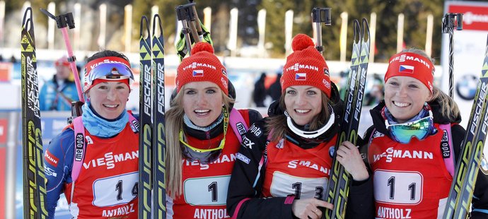 České biatlonistky vybojovaly v těžkých podmínkách druhé místo