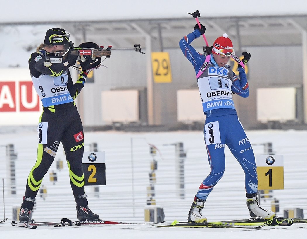 Veronika Vítková ( v modrém) na střelnici