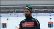 Švýcarský biatlonista Serafin Wiestner se proháněl po trati v dámském prádle.