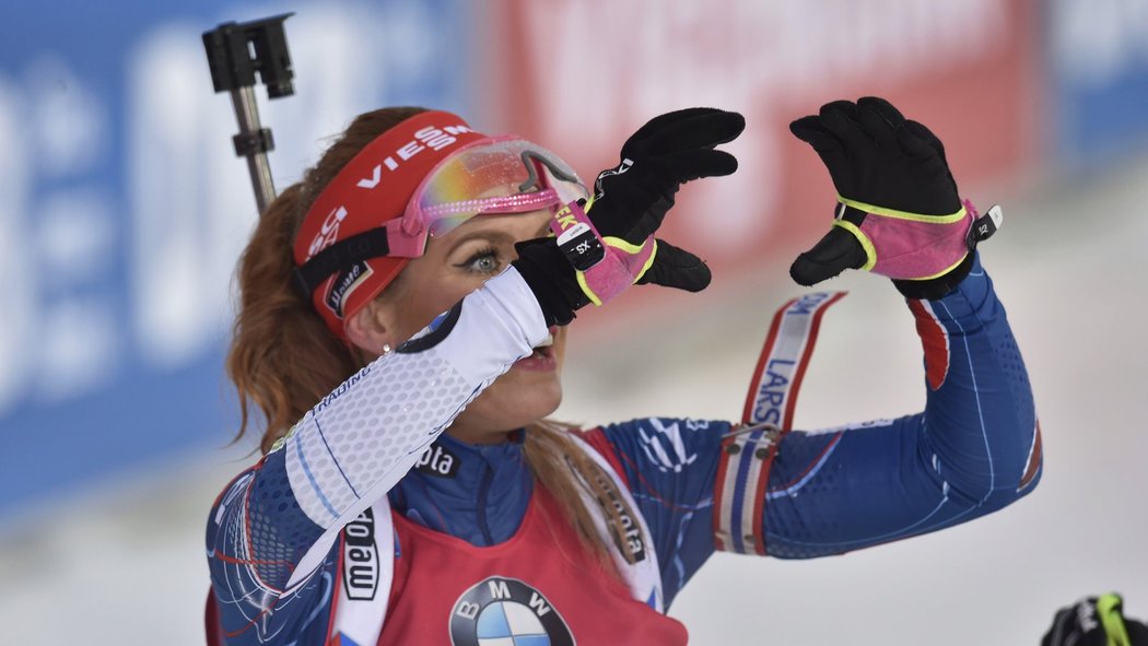 Gabriela Koukalová se raduje z prvního místa v biatlonovém závodě s hromadným startem v Novém Městě na Moravě