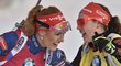 Česká biatlonistka Gabrila Koukalová přijímá gratulace od soupeřky Laury Dahlmeierové