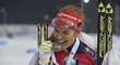 Gabriela Koukalová s medailí pro vítězku závodu s hromadným startem na SP v biatlonu v Novém Městě na Moravě