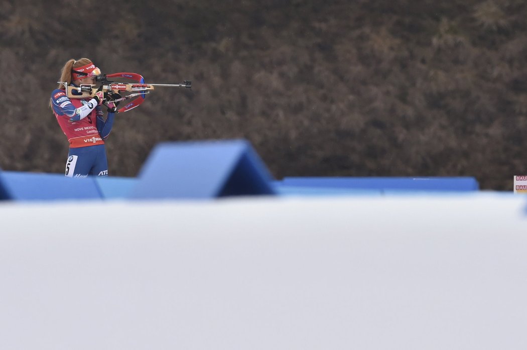 Česká biatlonistka Gabriela Koukalová na trati s hromadným startem