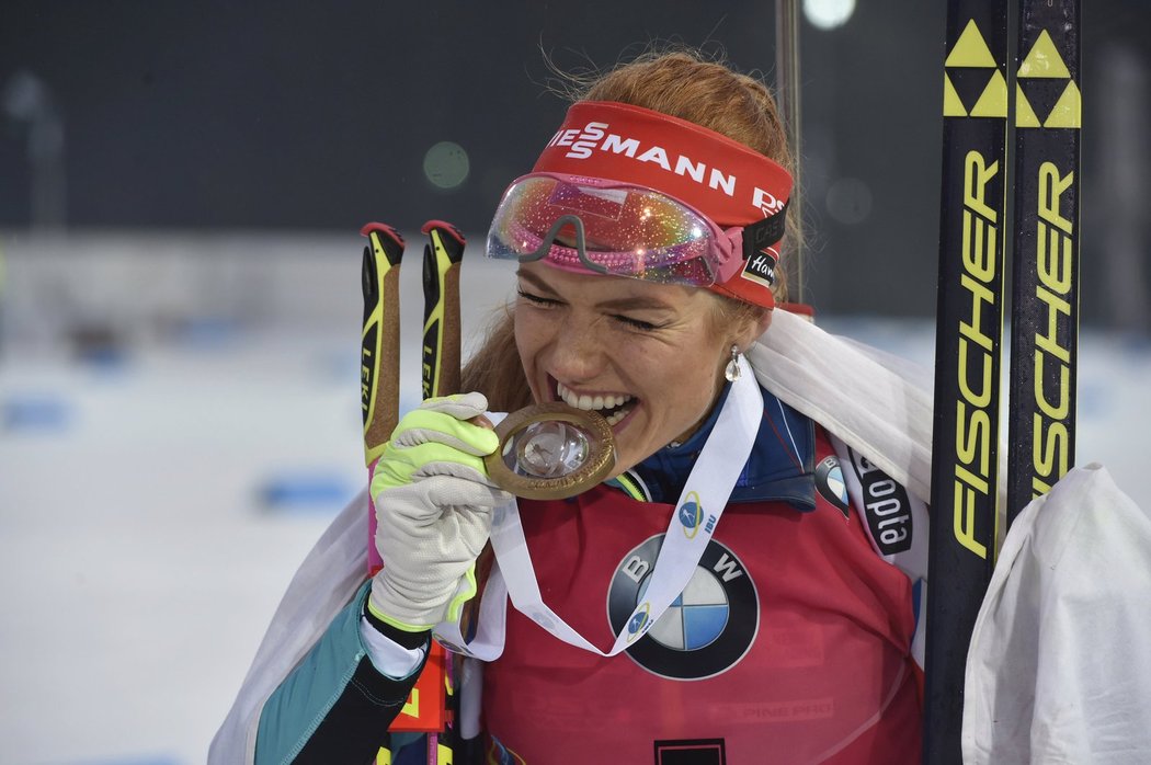 Gabriela Koukalová s medailí pro vítězku závodu s hromadným startem na SP v biatlonu v Novém Městě na Moravě