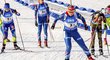 Vyčerpaná Gabriela Soukalová (vzadu) poslala na trať v ženské štafetě na MS třetí členku českého týmu Lucii Charvátovou
