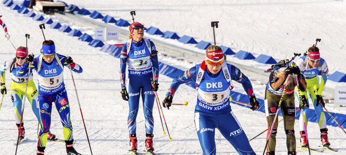 Vyčerpaná Gabriela Soukalová (vzadu) poslala na trať v ženské štafetě na MS třetí členku českého týmu Lucii Charvátovou