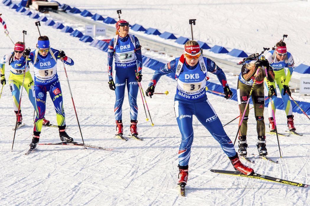 Vyčerpaná Gabriela Soukalová (vzadu) poslala na trať v ženské štafetě na MS třetí členku českého týmu Lucii Charvátovou