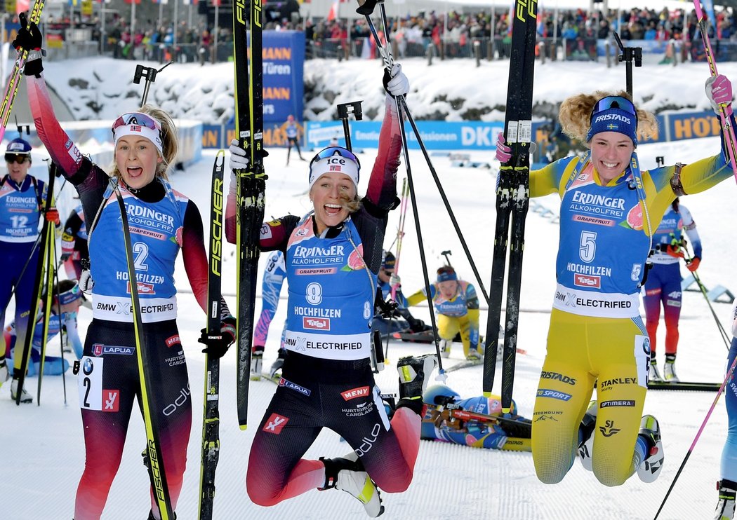 Závod žen na 10 km na biatlonovém SP v Hochfilzenu ovládla Norka Tiril Eckhoffová (uprostřed)